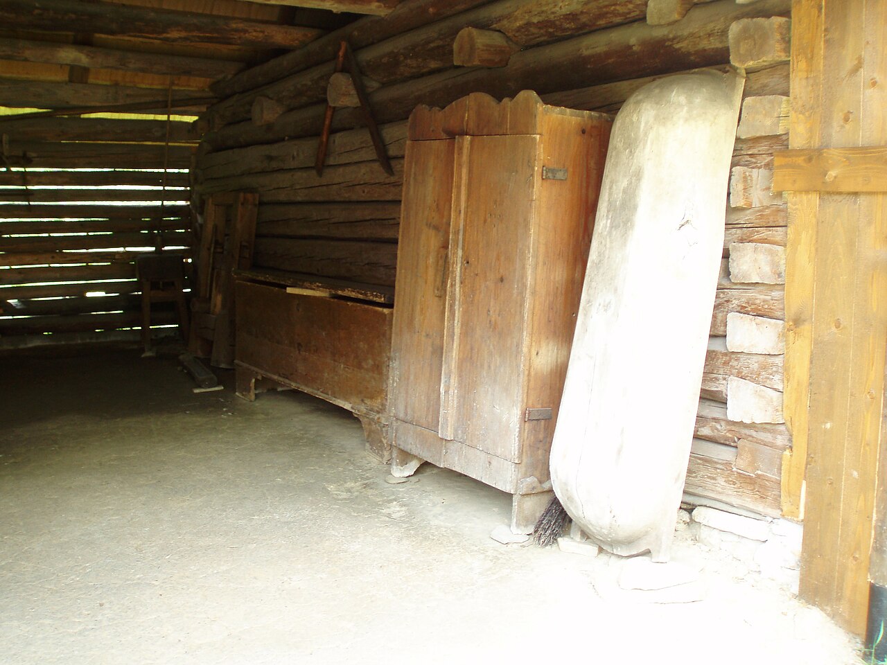entry hallway interior supporting walking path and door sightline